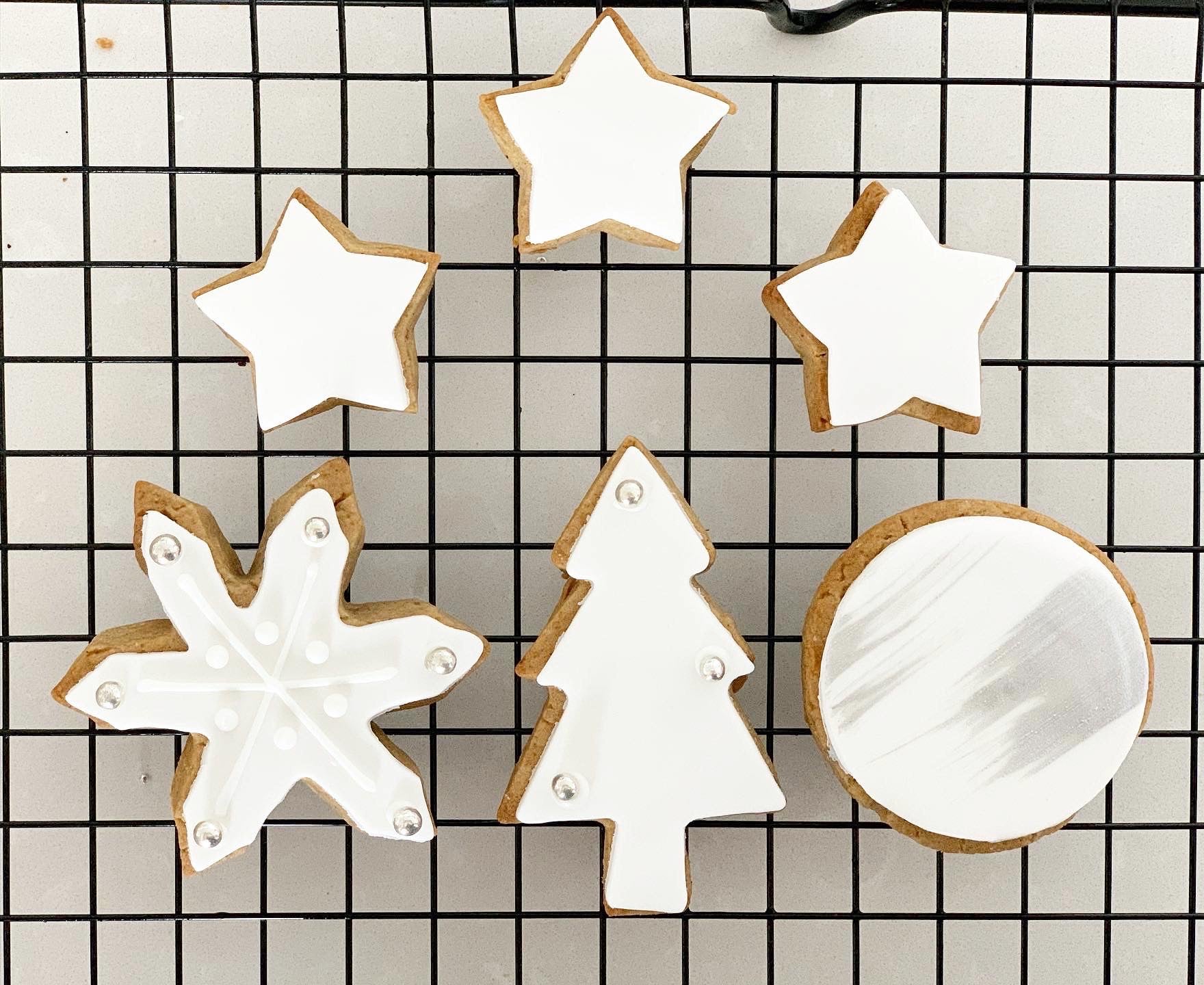 white themed Christmas gingerbread cookies